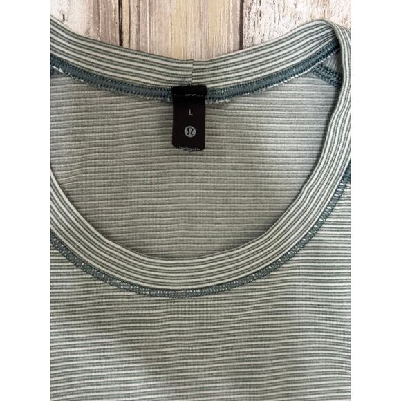 Lululemon Men's Short Sleeve Tech Shirt Size L Green - Picture 3 of 7